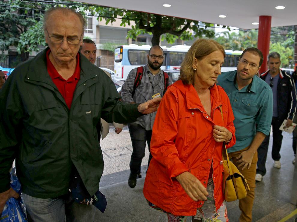 El hermano y la cuñada de la víctima, a su llegada al hospital
