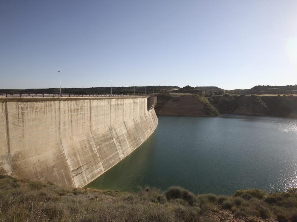 Presa del embalse de Montearagón, en el río Flumen