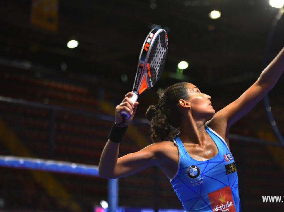 Mapi Sánchez Alayeto se prepara para golpear la pelota, en un partido de este curso.