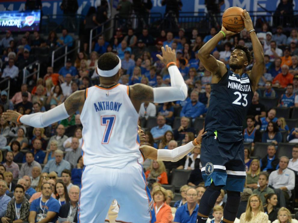 Jimmy Butler, a punto de lanzar, en la madrugada de este lunes
