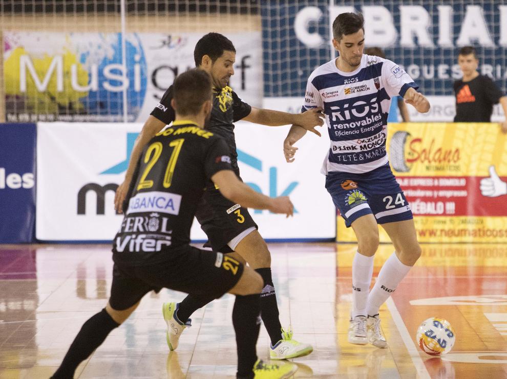 Adri Ortego intenta marcharse de un jugador del O Parrulo, en la segunda jornada liguera