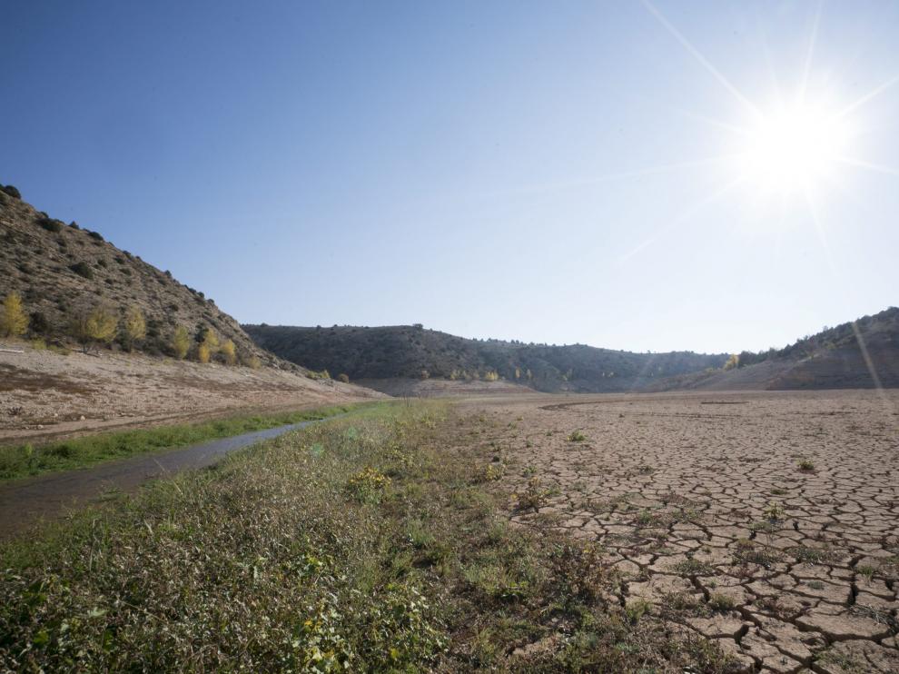 La zona de la cola del pantano. El fondo del pantano del Arquillo, en la zona de la cola, mostraba hace una semana la tierra cuarteada por efecto de la sequía. Sus reservas de agua han pasado de 21 hectómetros cúbicos, que tiene su capacidad, a los 3,9 que presenta en la actualidad.
