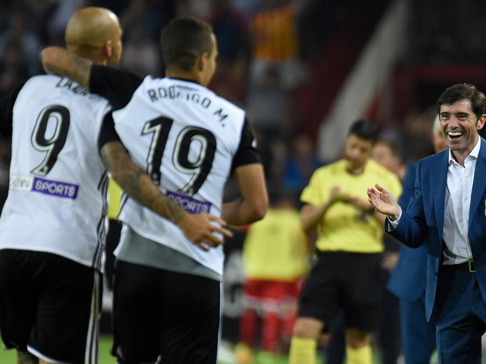 Zaza y Rodrigo caminan hacia un sonriente Marcelino para celebrar uno de los goles del 4-0 del Valencia al Sevilla.