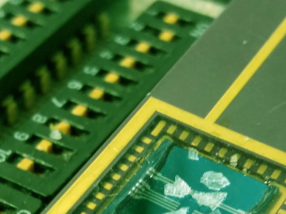 El equipo de científicos ha descubierto el modo de inducir y controlar el estado eléctrico de materiales aislantes de bajo coste mediante la reducción de su grosor a unas pocas capas de átomos.