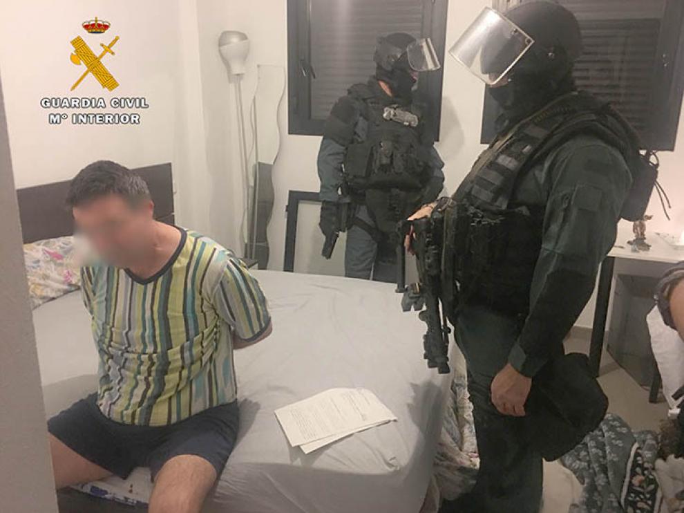 Dentro de la operación se han realizado tres registros domiciliarios donde se ha intervenido varias armas y material para cometer los robos.