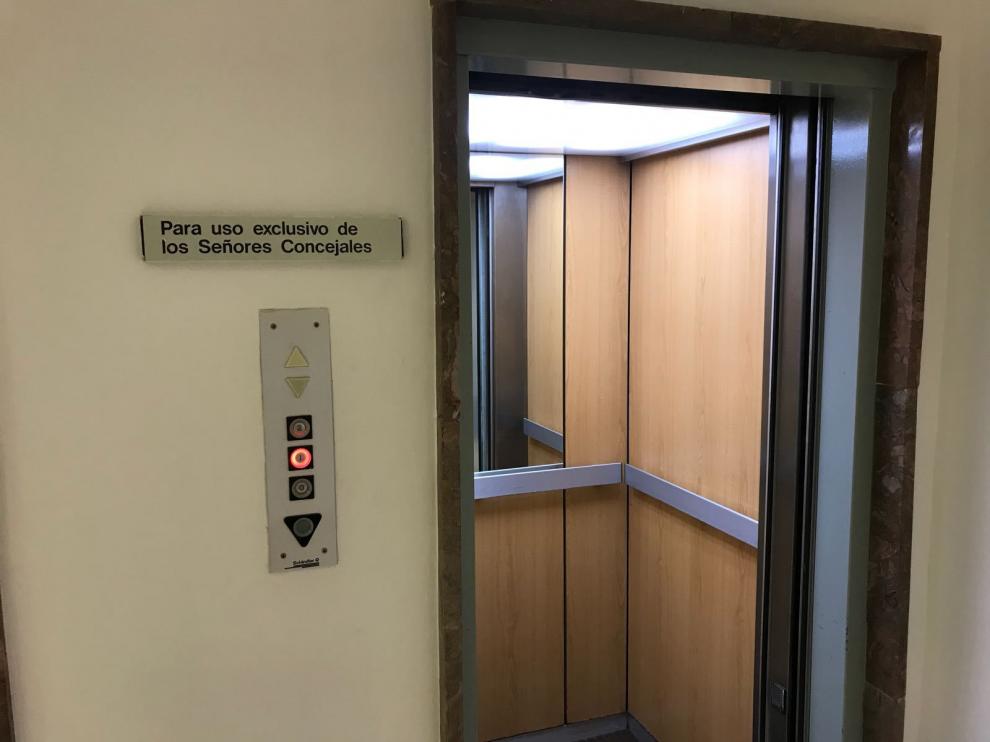 El ascensor de uso exclusivo, con el cartel que se puso hace más de una década.