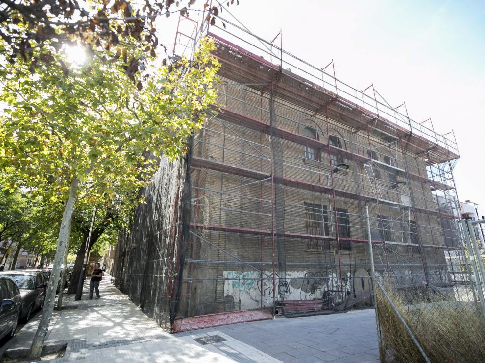 Trabajos de mantenimiento en la antigua cárcel de Torrero, ocupada desde 2010