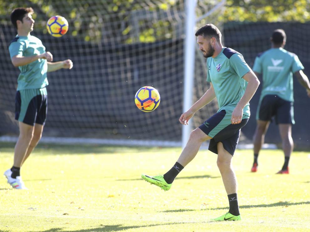 Brezancic toca el balón durante la sesión de entrenamiento de este martes en la ECA.