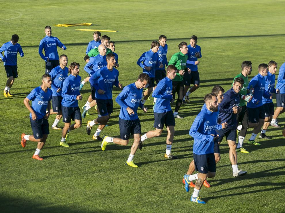 Los jugadores del Real Zaragoza, en el entrenamiento que realizaron ayer en la Ciudad Deportiva.