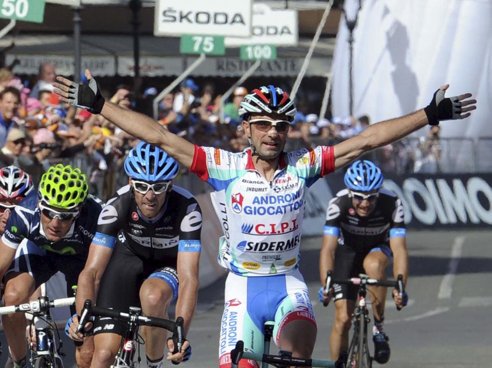 Vicioso alza los brazos tras ganar la tercera etapa del Giro de Italia 2011