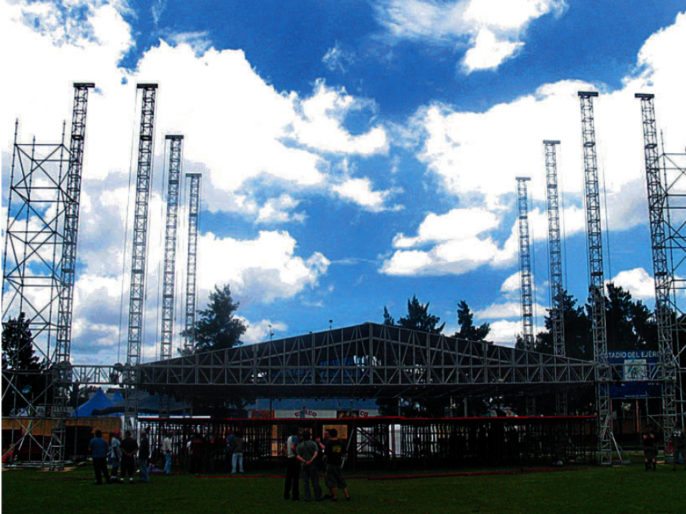 Montaje del escenario sobre el que se subirá Héroes del Silencio en el primer concierto de la gira 2007