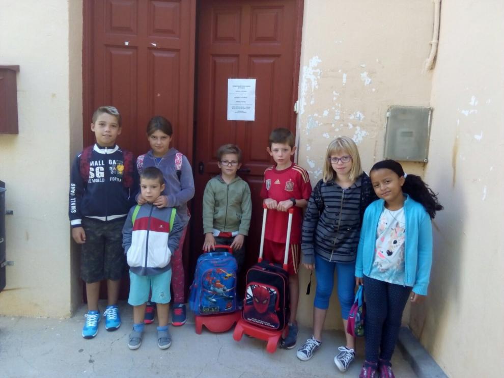Los siete alumnos del colegio de Oliete, recuperado gracias a la iniciativa de Apatrina un Olivo.