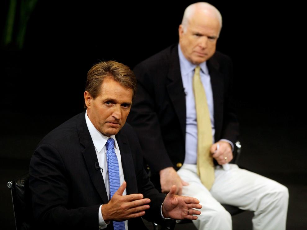 Flake, acompañado del también senador republicano y crítico con Trump John McCain.