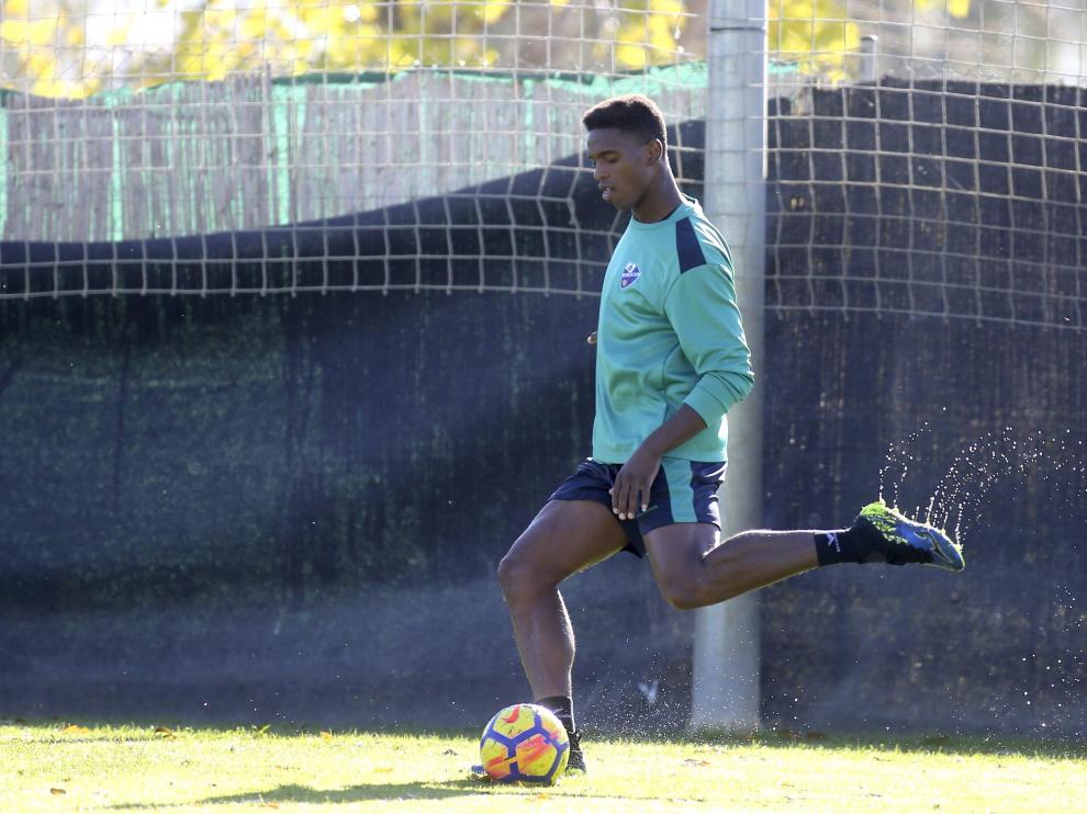 Jair golpea un balón durante el entrenamiento de este martes en la ECA.