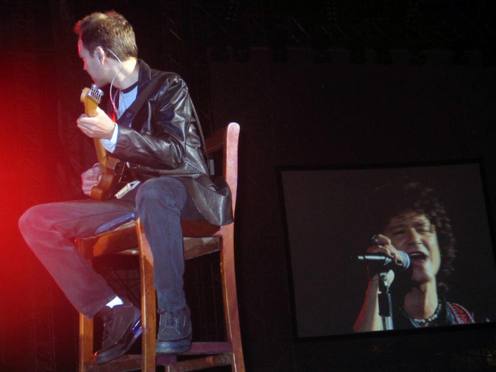 Juan Valdivia (y Bunbury en la pantalla) durante el último ensayo en Gautemala