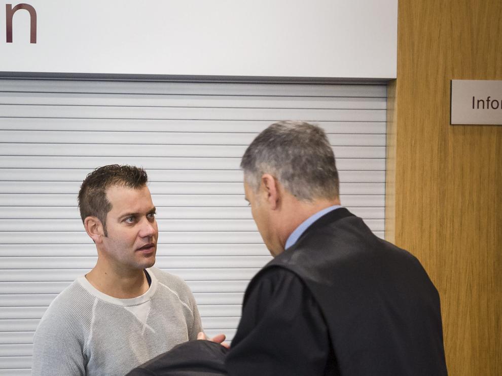 El acusado conversa con su abogado momentos antes de comenzar el juicio en la Audiencia Provincial de Zaragoza.