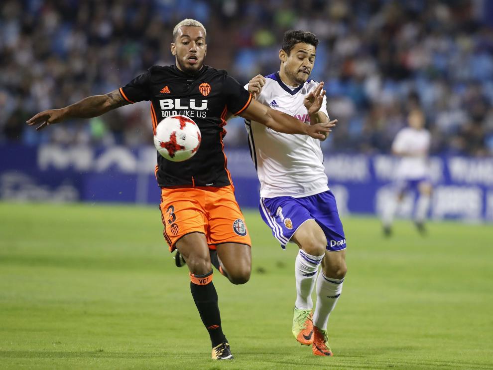 Vinícius pugna por un balón con Vezo en el Zaragoza-Valencia.