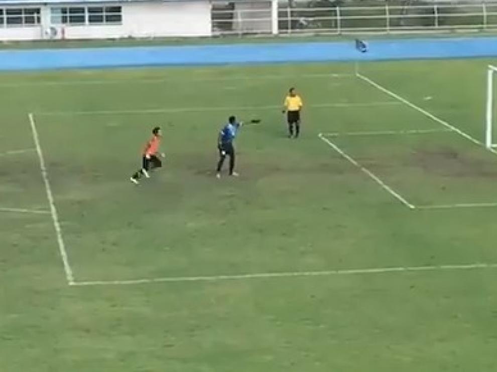 ¿El penalti más surrealista de la historia del fútbol?