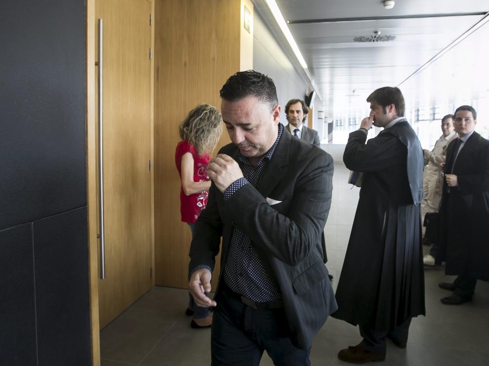El estafador, Víctor Sarrato, en primer plano, en una de sus últimas comparecencias en los Juzgados de Zaragoza.