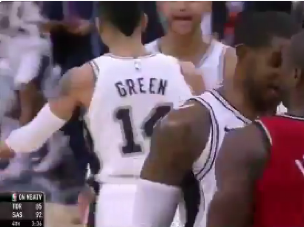 Serge Ibaka y LaMarcus Aldridge se encaran, antes del incidente