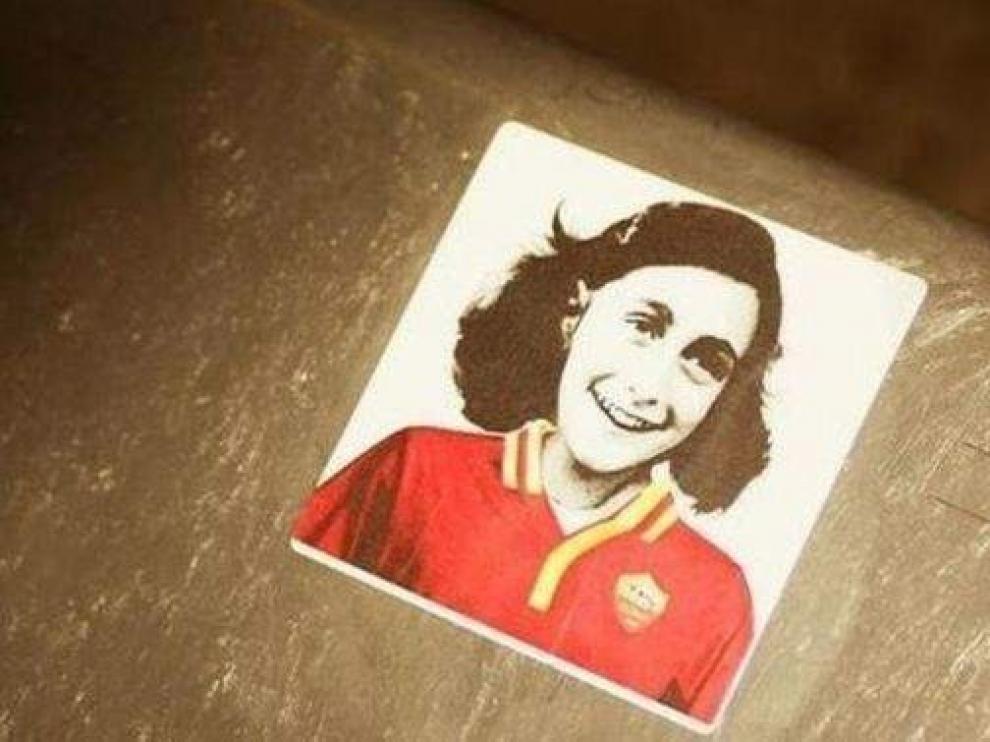 La pegatina hecha por los seguidores del Lazio.