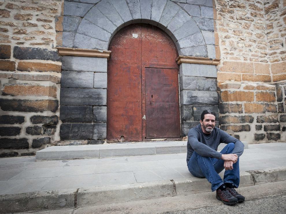 José Maria Julve, en el barrio de Berbedel, frente a la puerta de la iglesia de Nuestra Señora del Pilar.