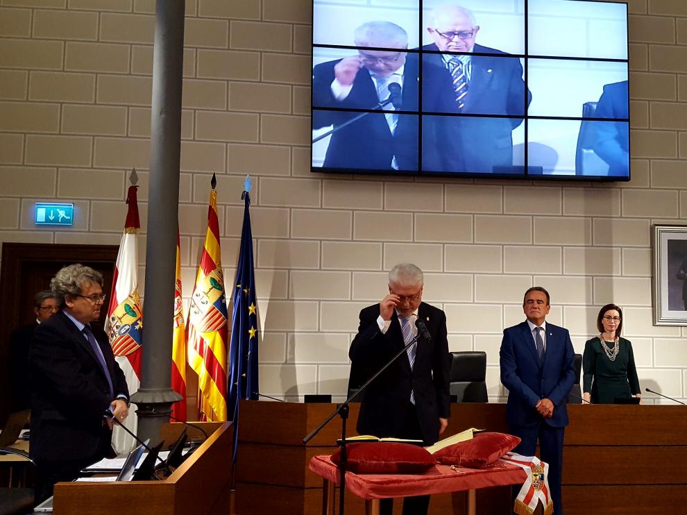 Al inicio de la sesión ha tomado posesión de su cargo el nuevo diputado del grupo popular, el concejal de Zuera José Manuel Larqué, quien sustituye a la edil de Zaragoza María Jesús Martínez del Campo.