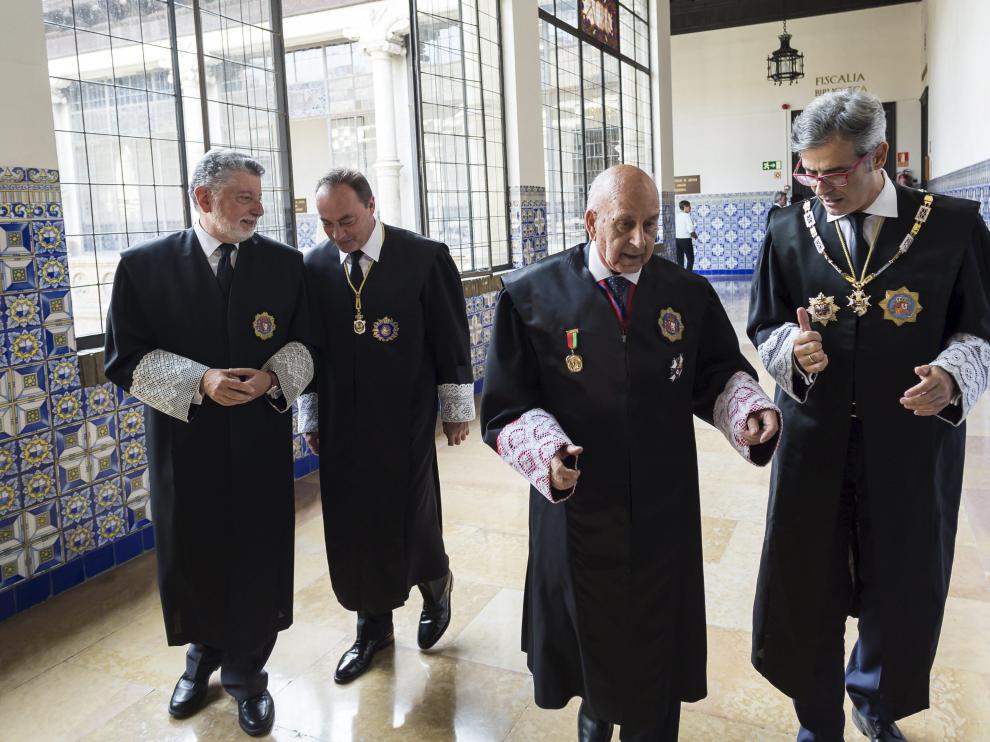Varios jueces, con su toga y sus puñetas, en la Audiencia Provincial de Zaragoza.