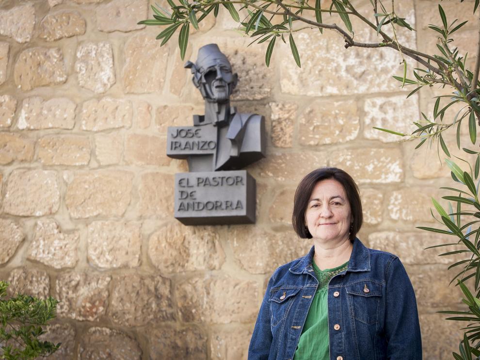 Ana Cristina Lucientes, junto al Centro Pastor de Andorra y el busto que recuerda al gran cantador de jota.