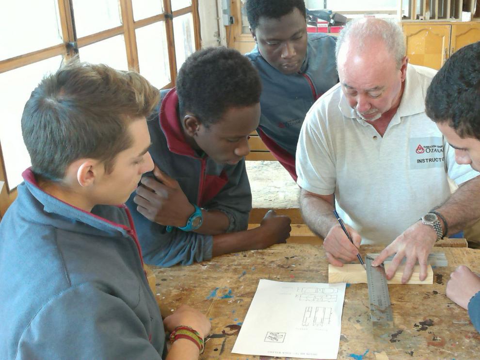Algunos de los alumnos, junto al profesor del proyecto.