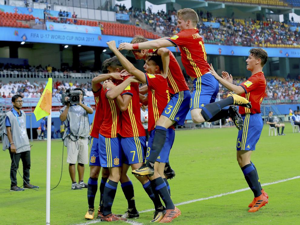 Los jugadores españoles celebran el gol.