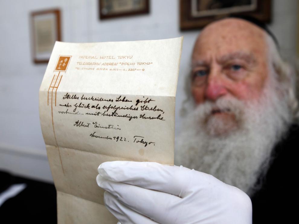 El manuscrito con el secreto de la felicidad que dejó de propina Einstein y que ha sido adquirido en una subasta por más de millón y medio de euros.