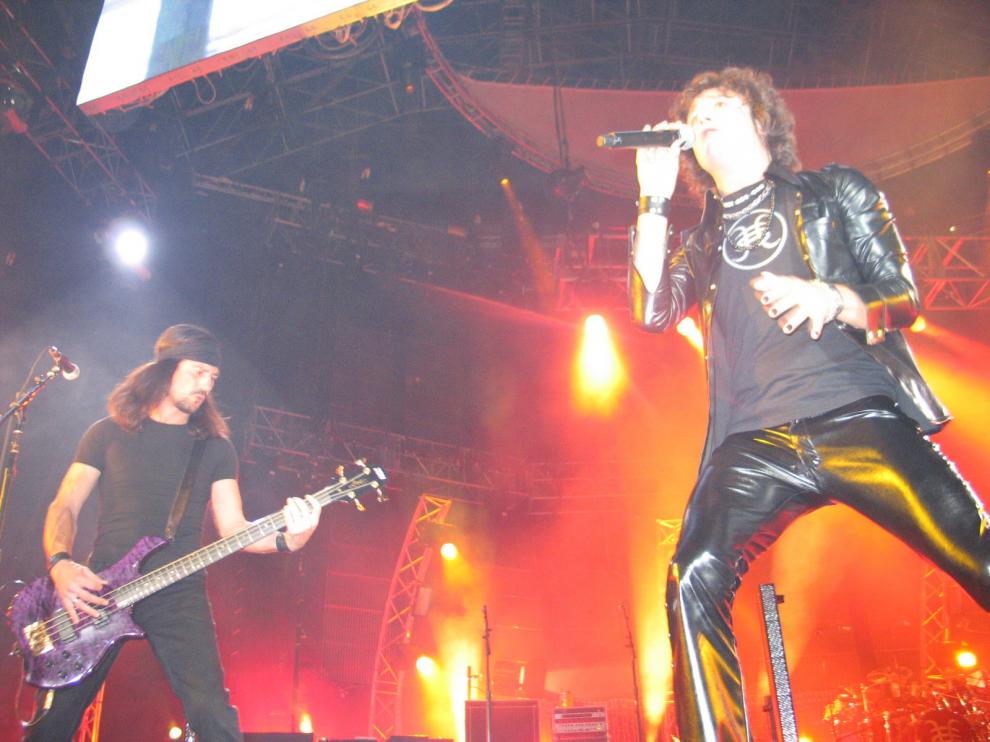 Enrique Bunbury y Joaquín Cardiel durante el primer concierto de la gira 2007 de Héroes del Silencio en México DF