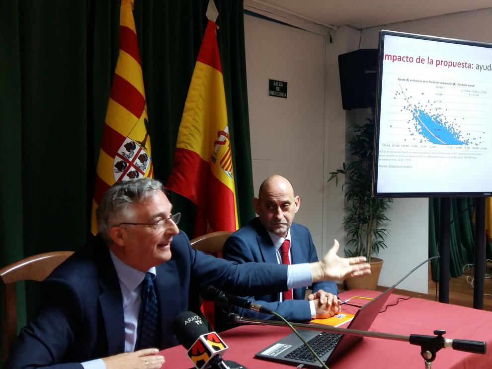 El conejero de Desarrollo Rural, Joaquín Olona, y el director general de Producción Agraria, José María Salamero, ayer en Madrid.