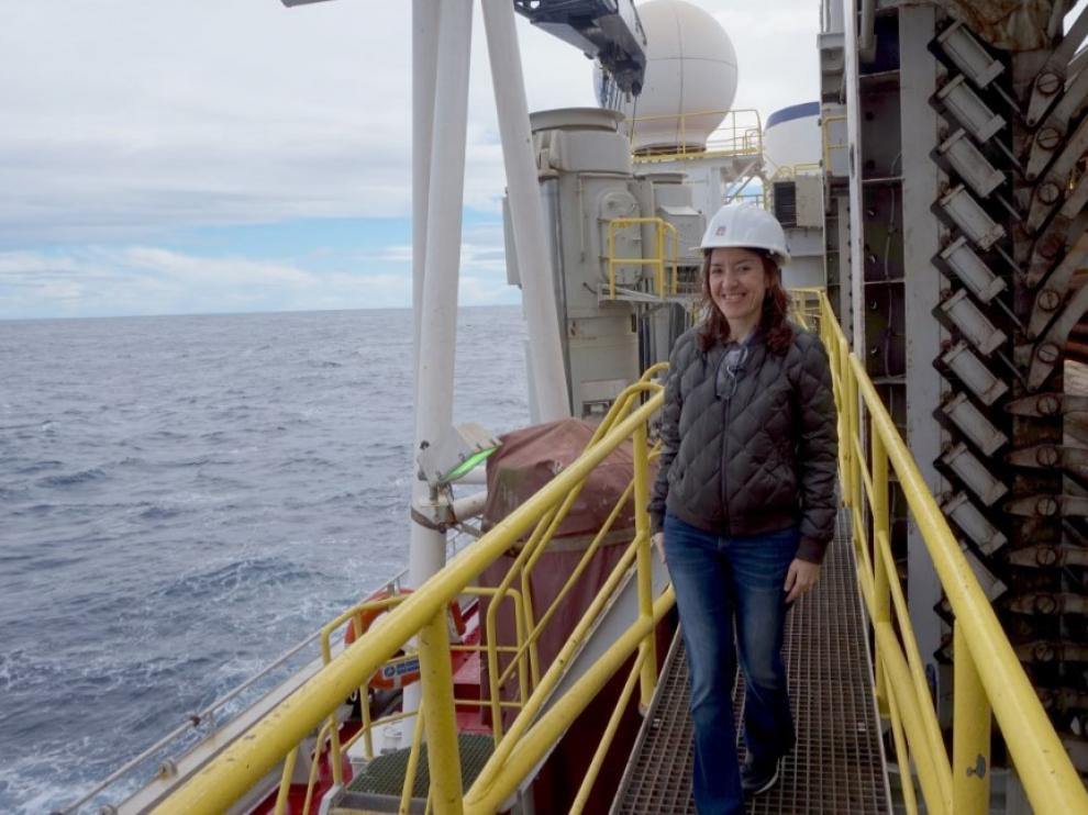 Una paleontóloga de la UZ Laia Alegret, única científica española en la expedición al continente sumergido de Zelandia, a bordo del buque de perforación Joides Resolution en el océano Pacífico.