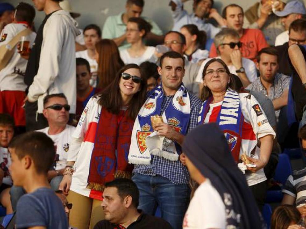 Dos seguidoras del Huesca y un aficionado del Real Zaragoza, durante un derbi en El_Alcoraz.