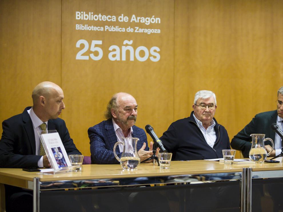 Luis Sanz, Eugenio Mateo, José Luis de Arce y Mikel Iturbe, ayer, en la Biblioteca de Aragón.