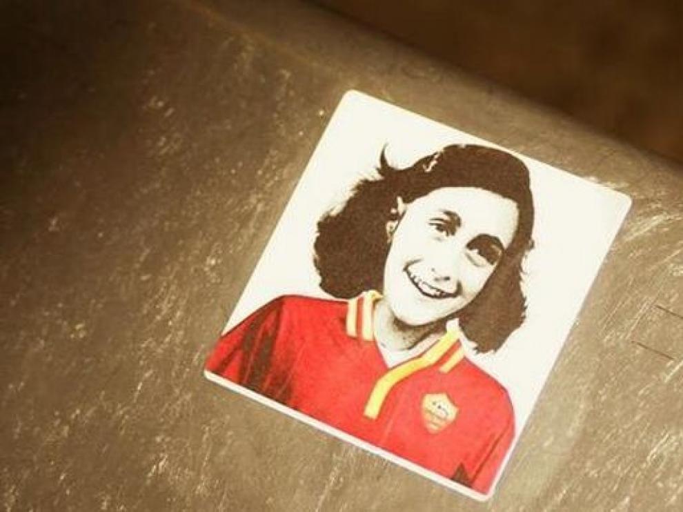 Imagen de Anna Frak con los colores de la Roma.