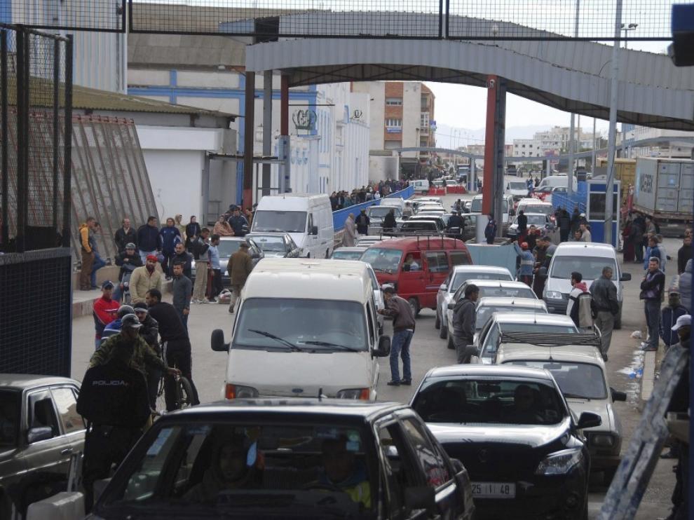 La frontera en Melilla cerró este martes casi todo el día en una jornada de "caos"
