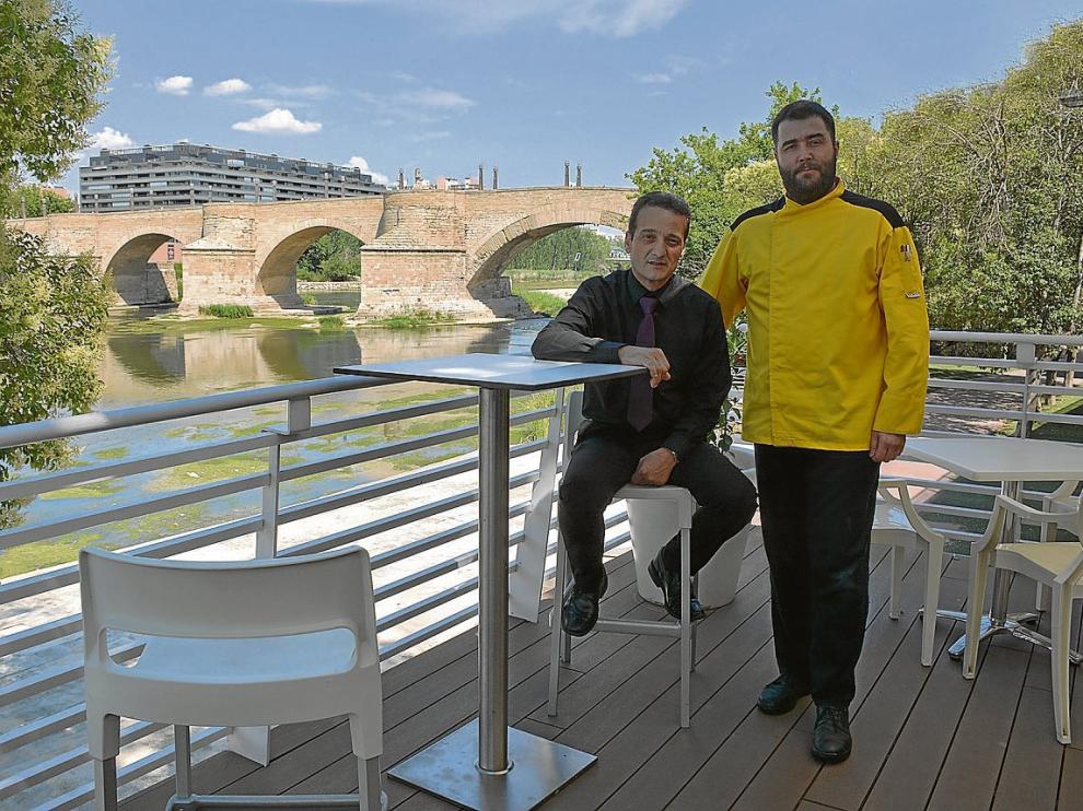 Félix Llorente y Rafael Serrano, en la terraza del restaurante Tres Mares.