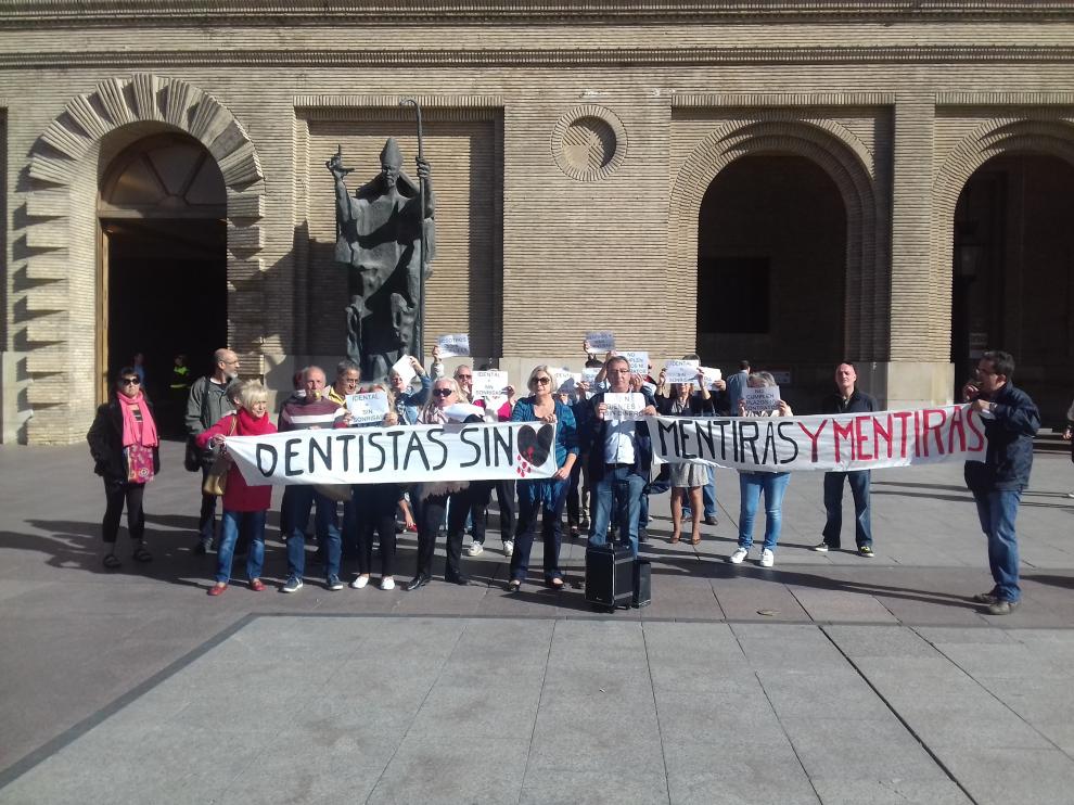 Una de las concentraciones de protesta de afectados de iDental, en la plaza del Pilar de Zaragoza.