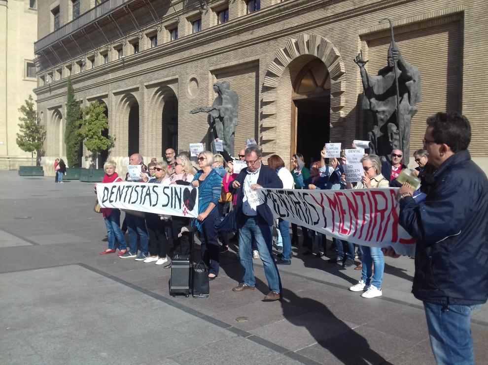 Protesta de afectados de iDental, este jueves en Zaragoza.