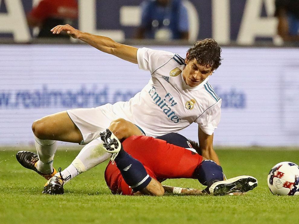Jesús Vallejo se lanza al suelo para cortar un avance.
