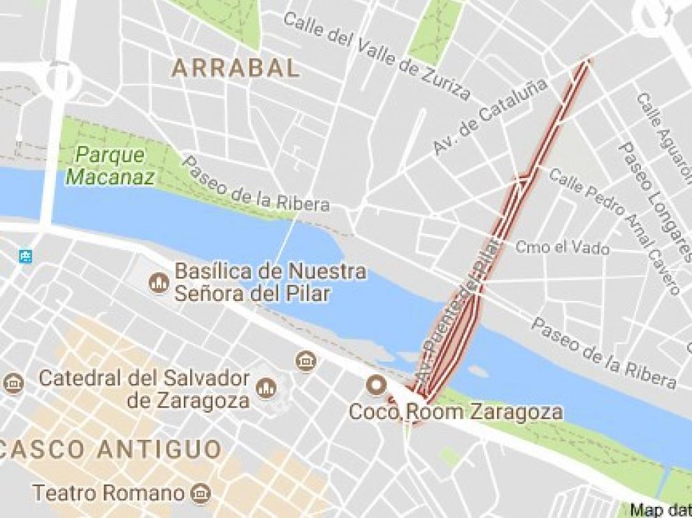 Los bomberos intervienen en un accidente entre una moto y un turismo en Zaragoza