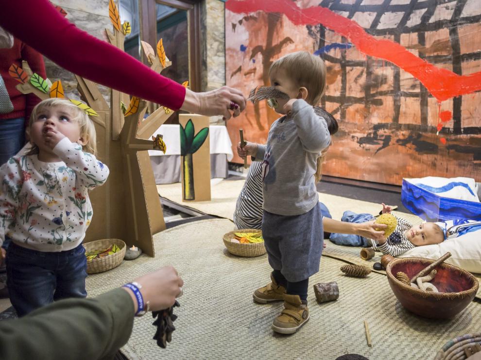 Los bebés son los protagonistas en el escenario del festival 'Cucú'.