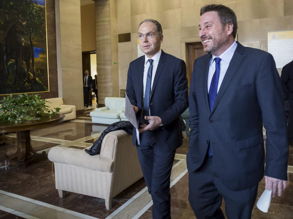 El presidente del ADIF, Juan Bravo, y el consejero de Vertebración, José Luis Soro, ayer en Zaragoza.