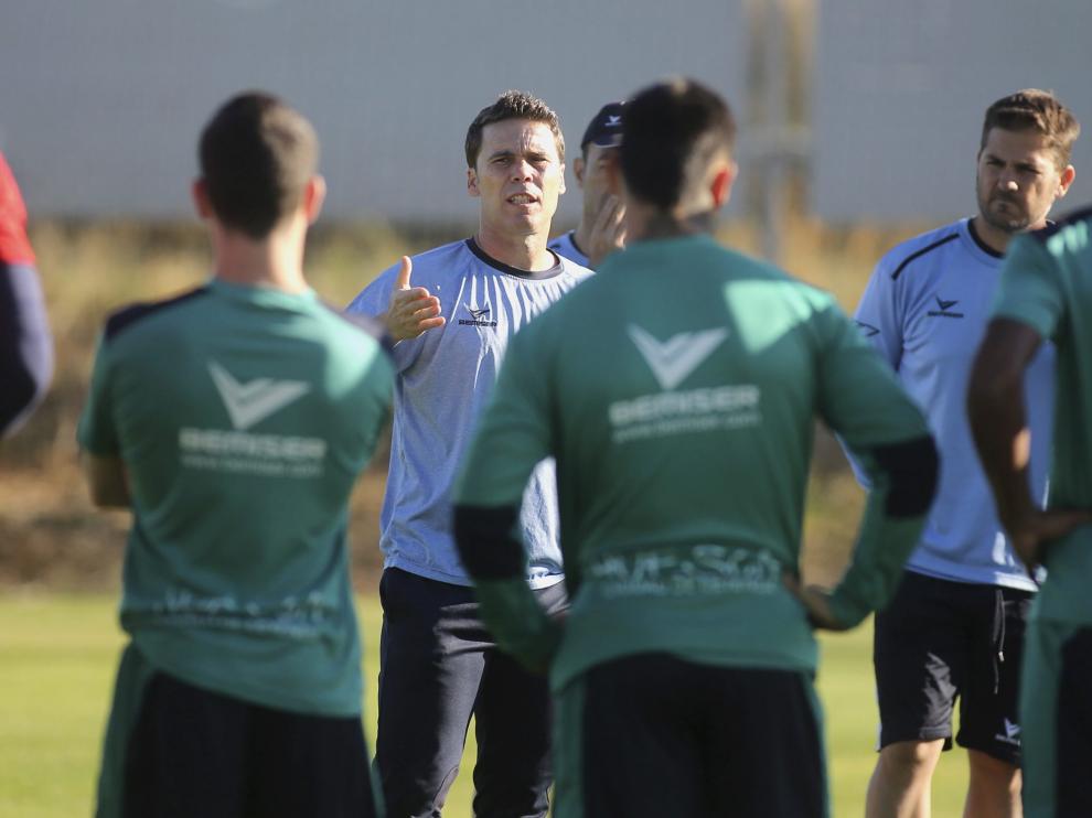 Rubi charla con sus jugadores al inicio de un entrenamiento.