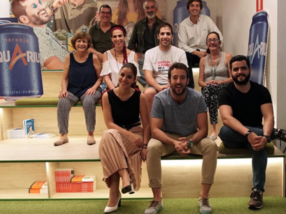 Los ganadores de la Beca Aquarius, junto a sus asesores.