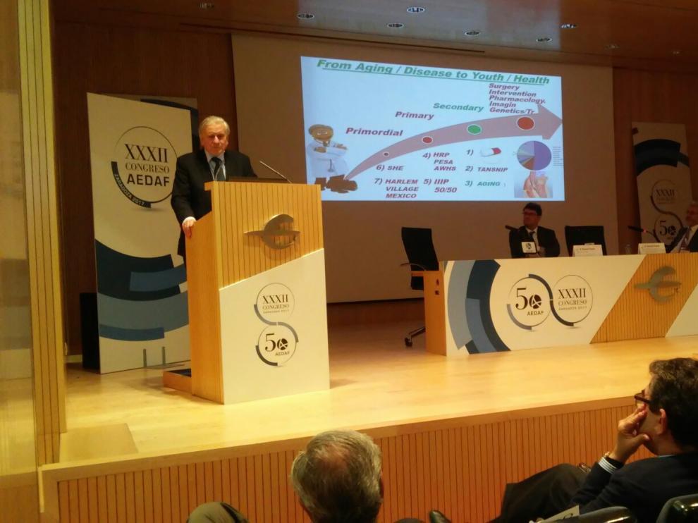 Valentín Fuster durante su intervención en el XXXII Congreso de AEDAF en Zaragoza.