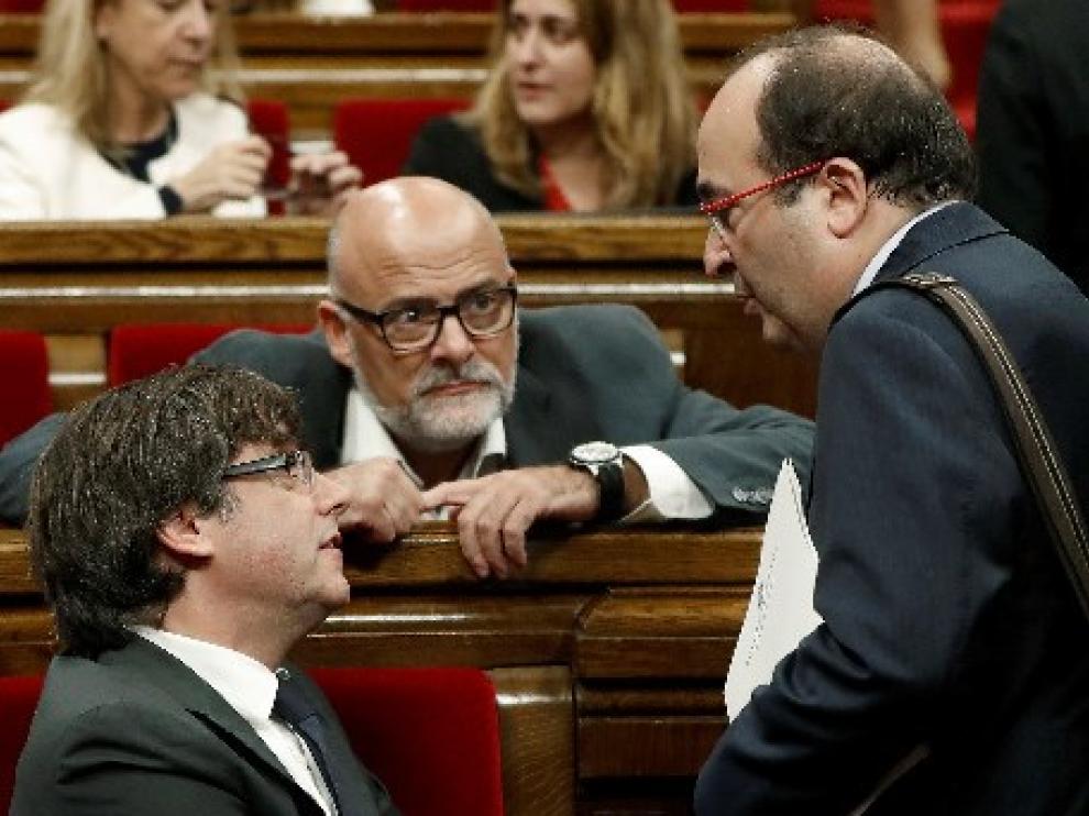 Puigdemont charla con Iceta en el Parlamento catalán